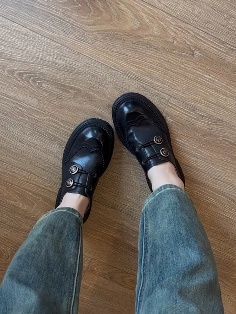 Phiên bản da cừu~ Giày lười cổ sâu có huy hiệu dành cho nữ, giày da thật đế dày gót dày kiểu brogue, giày da nhỏ mũi tròn kiểu cổ điển.