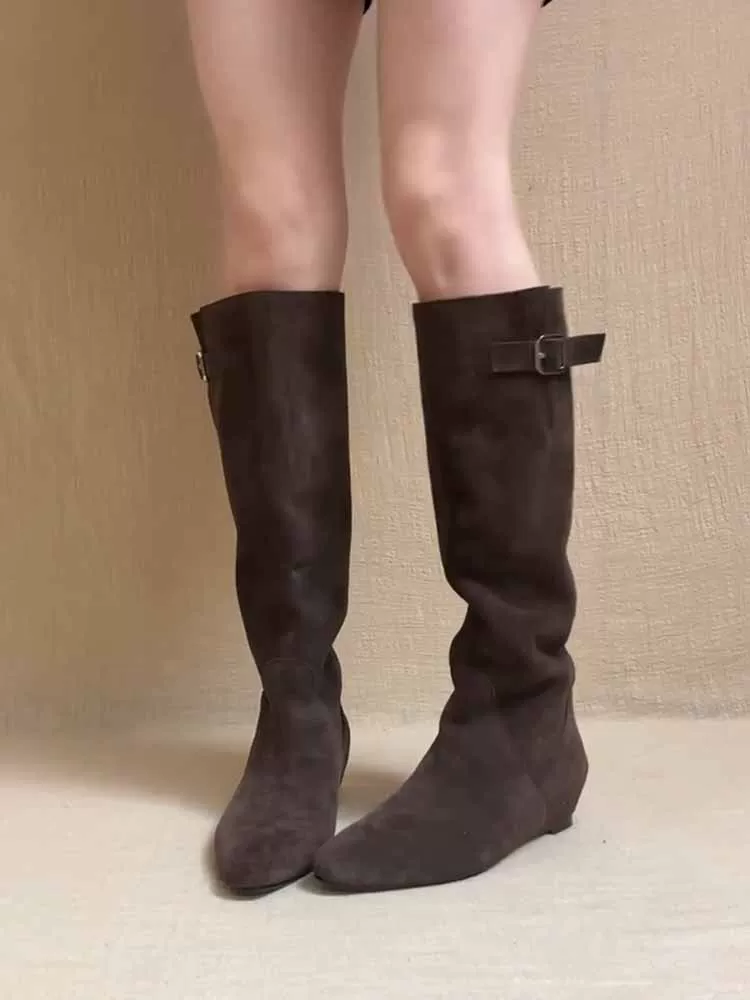 Phiên bản da bò ~ Giày bốt da lộn tăng chiều cao bên trong màu nâu cổ điển dành cho nữ có khóa thắt lưng, bốt dài xếp ly qua đầu gối có thể mang được hai kiểu