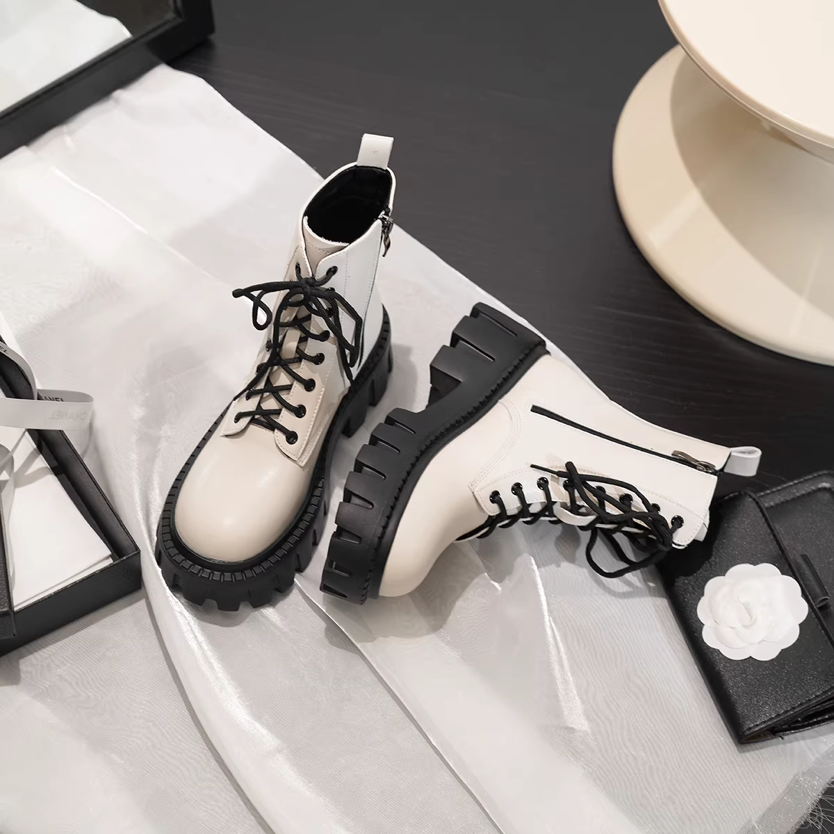 Phiên bản da bò~ Giày bốt Martin kiểu Anh dành cho nữ 2025, da thật, đế platform dày, tăng chiều cao, buộc dây, kiểu ngắn dành cho người nhỏ nhắn