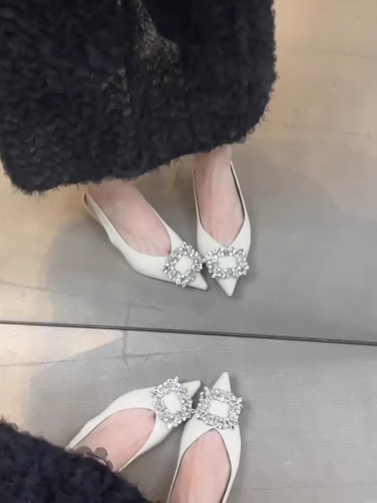 Phiên bản da cừu ~ Giày mũi nhọn có khóa vuông đính đá trắng nhẹ nhàng kiểu Pháp dành cho nữ, dép quai hậu bằng da thật có gót thấp