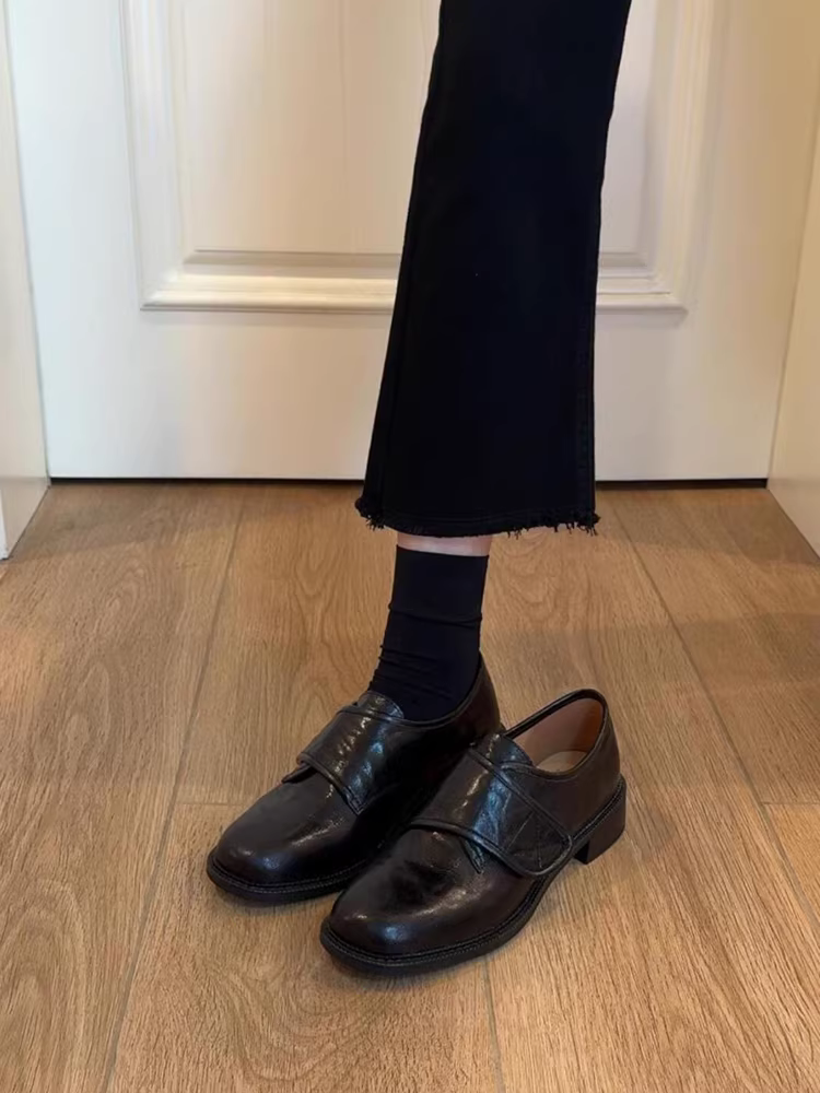 Phiên bản da cừu ~ Giày đế thấp có khóa dán dành cho nữ, giày đi làm có gót dày kiểu slip-on, giày da nhỏ đa năng phong cách Anh quốc