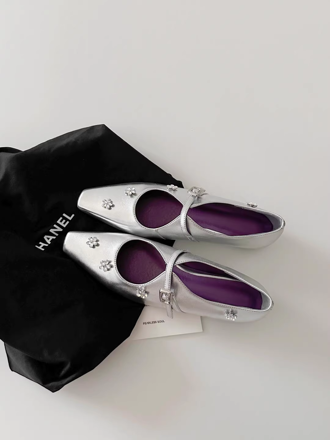 Phiên bản da cừu ~ Giày đế bằng mũi vuông tăng chiều cao kiểu Pháp màu bạc dành cho nữ, giày Mary Jane có dây đeo hoa đa năng