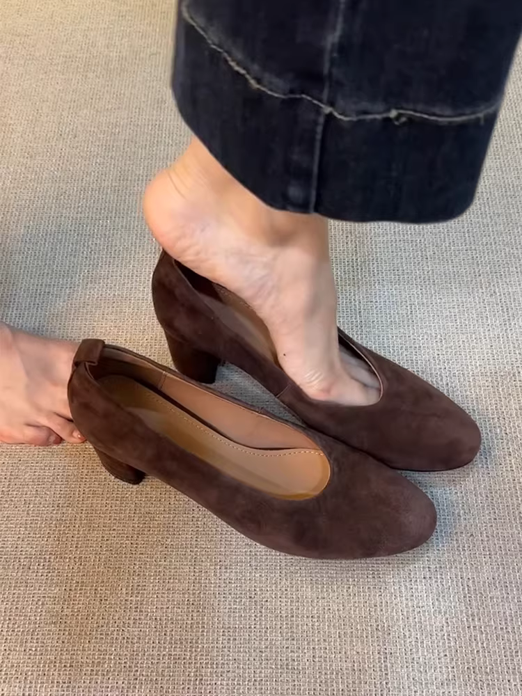 Phiên bản da cừu ~ Giày đi làm mũi nông màu nâu cổ điển dành cho nữ với gót dày, mũi tròn, da thật mờ, giày dạ hội phong cách Pháp