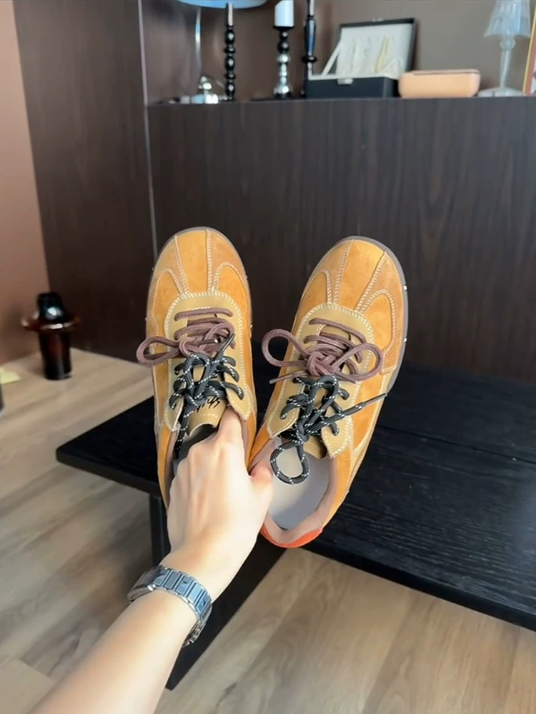 Phiên bản da cừu ~ Giày bố da thật tăng chiều cao dành cho phụ nữ nhỏ nhắn, giày thể thao thông thường có dây buộc hai màu đa năng theo phong cách retro.