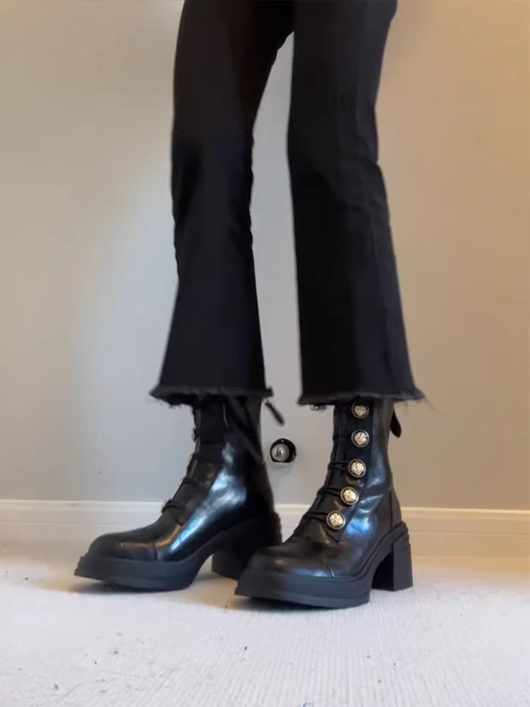 Phiên bản da bò ~ Giày bốt đế cao gót kiểu Chanel dành cho nữ, bốt cổ ngắn mũi tròn bằng da thật phong cách retro của Anh, bốt dáng ôm.