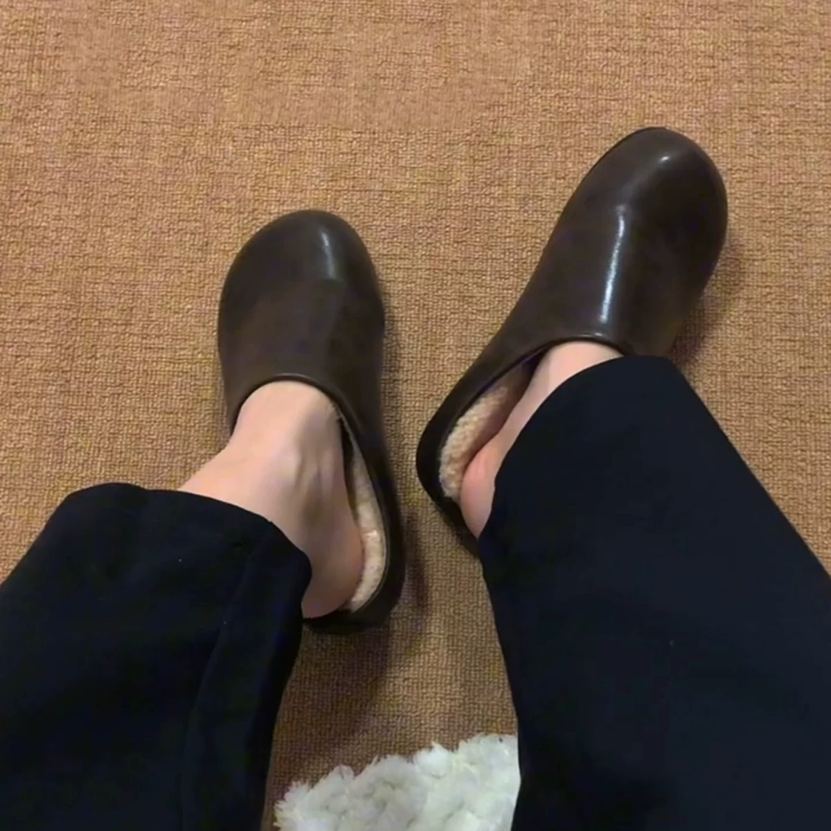 Phiên bản da cừu ~ Giày Birkenstock bằng da thật dành cho nữ, giày cotton kiểu dáng cổ điển, giày mùa đông đa năng có lót lông cừu, thích hợp để mang ngoài trời, giày nửa mule mũi kín.