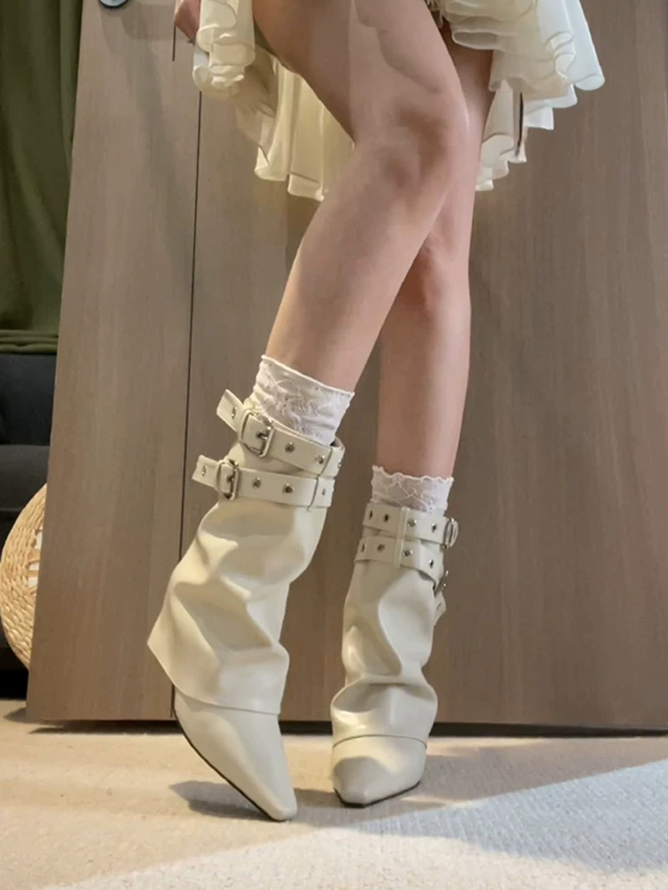 Phiên bản da bò~ Giày bốt ống đứng có khóa thắt lưng kiểu Pháp dịu dàng dành cho nữ, phong cách cô gái cá tính, mũi nhọn, gót wedge, kiểu dáng thẳng, thích hợp đi cưỡi ngựa