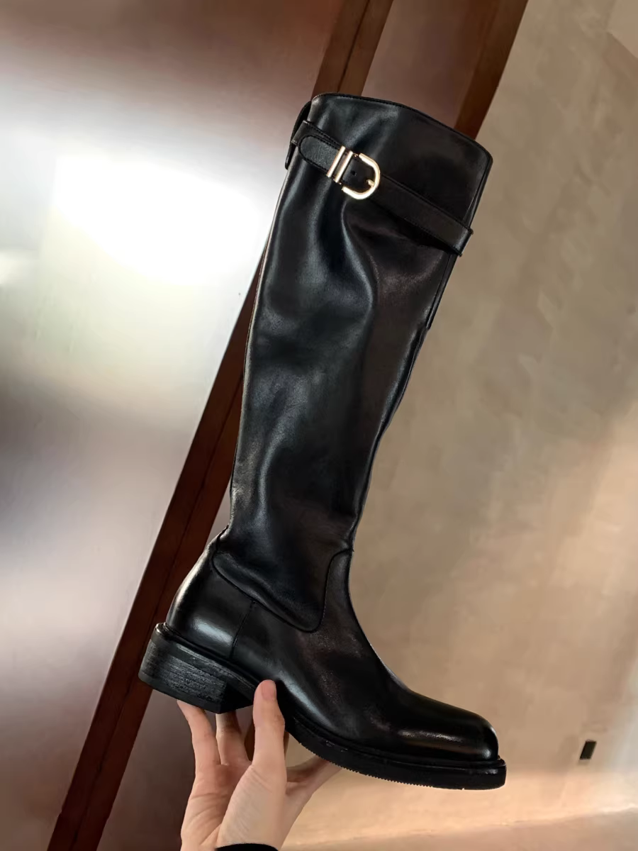 Da bò đã qua xử lý ~ Giày bốt dài mũi tròn bằng da thật có gót dày và khóa thắt lưng, bốt cao quá đầu gối xếp ly dành cho nữ