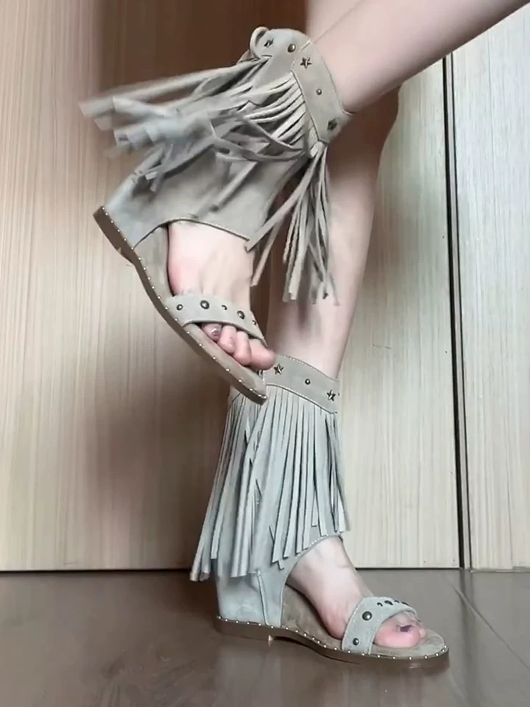 Phiên bản da cừu ~ Dép quai ngang kiểu hậu tận thế có khóa kéo bên hông, đính đinh tán, mũi hở dành cho nữ với đế nâng chiều cao ẩn, dép quai ngang tua rua phong cách bohemian