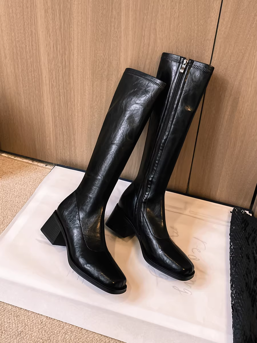 Pear Xiaoqi~ Giày bốt da thật có gót vừa cổ điển dành cho nữ, bốt cưỡi ngựa mũi vuông màu đen, bốt dài đơn giản và thời trang.