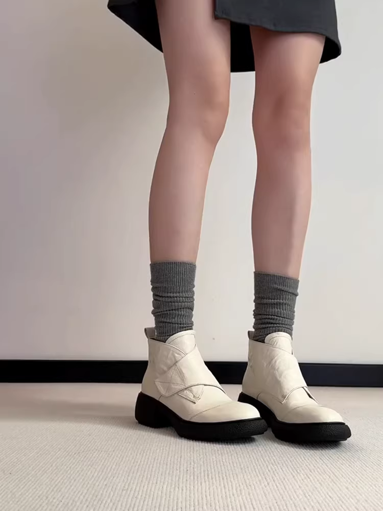 Phiên bản da bò ~ Giày bốt Martin đế dày kiểu Pháp kiểu Anh dành cho nữ, đơn giản và đa năng với thiết kế khóa dán, bốt ngắn.