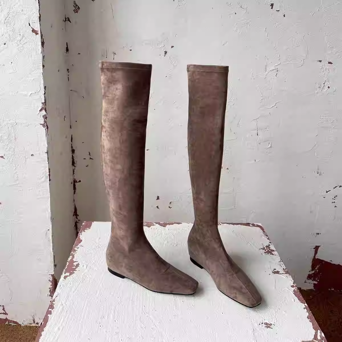 Phiên bản da bò ~ Giày bốt dài bằng da lộn cổ điển dành cho nữ với độ tăng chiều cao ẩn, giày bốt thon gọn, mũi vuông, trên đầu gối, giày đi xe thanh lịch và đa năng.