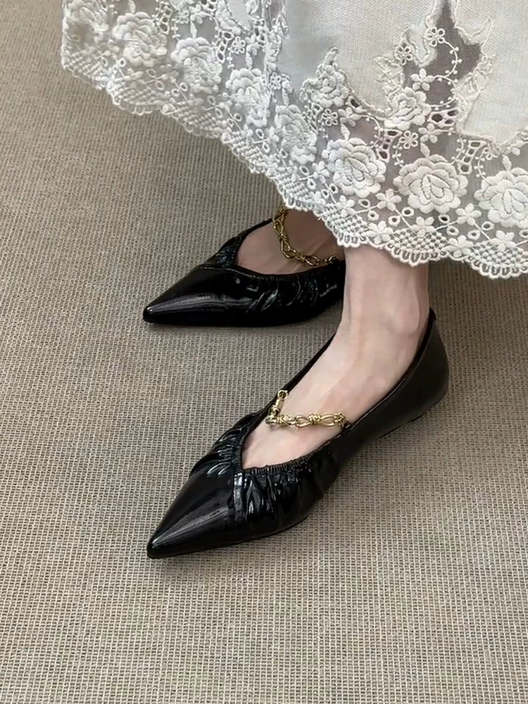 Phiên bản da cừu ~ Giày đế bằng xếp ly hình chữ V, giày đi làm có dây xích kim loại phong cách Pháp tuyệt đẹp dành cho nữ, giày bà ngoại thanh lịch.
