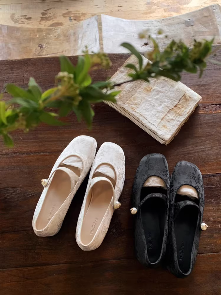 Phiên bản da cừu~ Giày đơn nữ kiểu Trung Quốc mới, phối cùng váy, chất liệu satin jacquard đính ngọc trai, quai đơn, mũi vuông kiểu Mary Jane