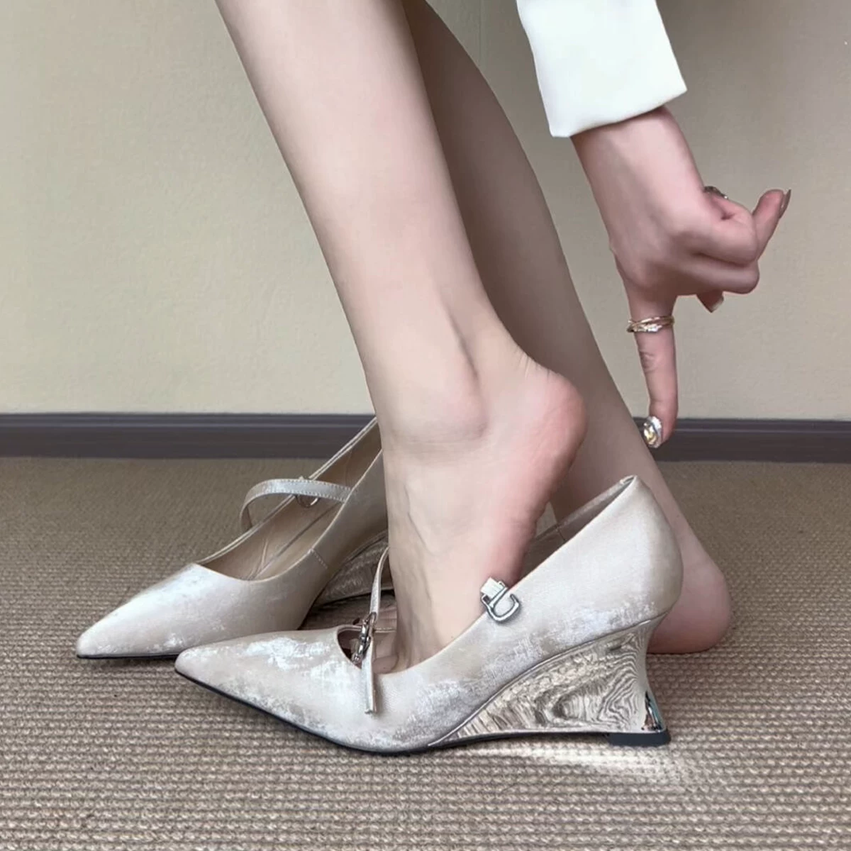 Phiên bản da cừu ~ Giày cao gót Mary Jane kiểu Trung Quốc mới có khóa bằng vải satin dành cho nữ, gót nêm, mũi nhọn, giày đơn miệng nông đa năng.