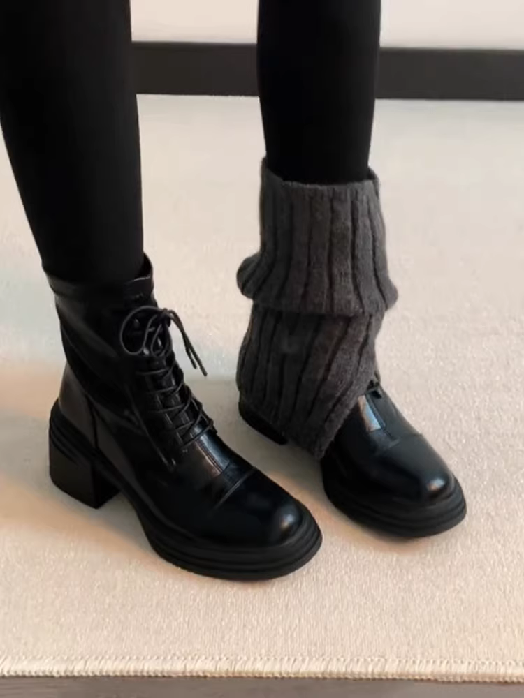 Phiên bản da bò ~ Giày bốt Martin mũi tròn đế dày buộc dây thoải mái dành cho nữ, giúp thon gọn, đa năng, không gây mỏi, giày bốt ngắn có khóa kéo phía sau