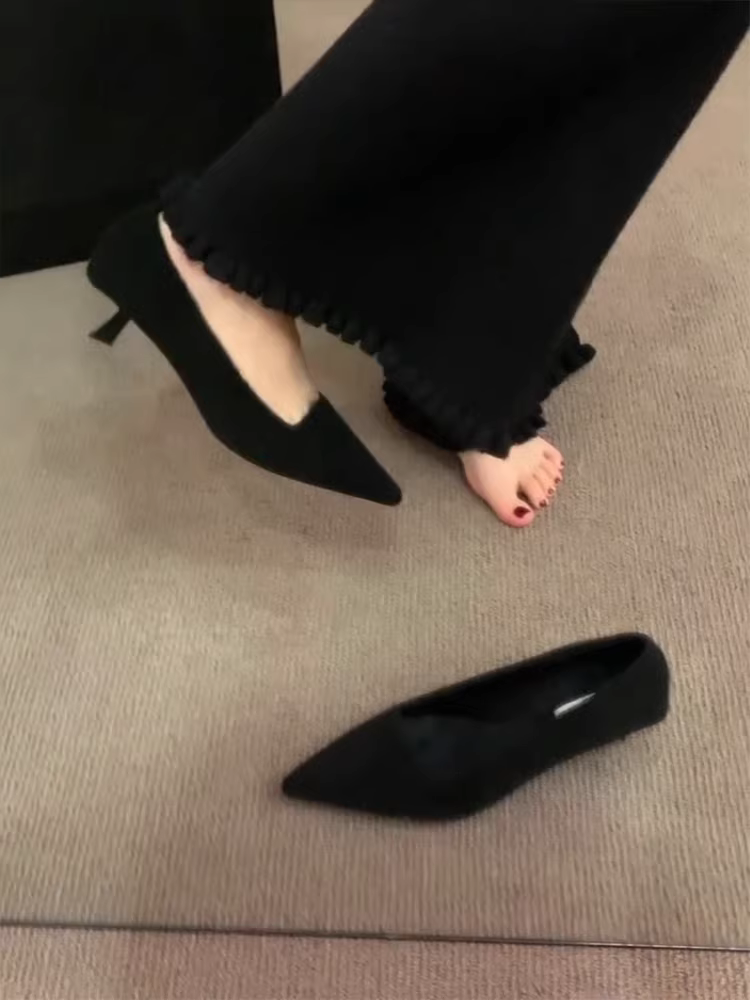 Phiên bản da cừu ~ Giày đơn màu đen kiểu dáng thấp, mũi nhọn kiểu Pháp, giày lông thú, giày cao gót kiểu mới có thêm lớp lông cừu.