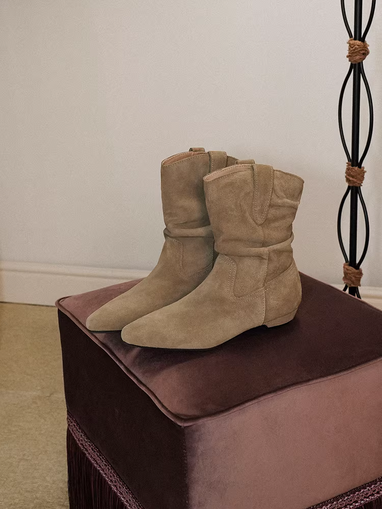 Pear Xiaoqi~ Giày bốt da lộn xếp ly kiểu dáng lười biếng mũi nhọn kiểu cổ điển dành cho nữ, giày bốt phương Tây đế thấp, thon gọn, đa năng, thanh lịch.