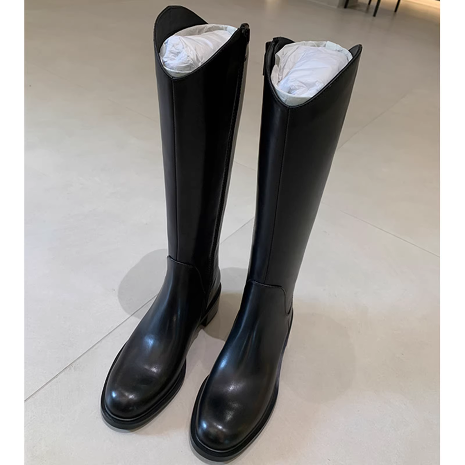 Giày bốt nữ cao cổ đế dày kiểu V-cut 2025, gót dày, mũi tròn, kiểu bốt cưỡi ngựa, phù hợp với phụ nữ nhỏ nhắn và ngoại cỡ có chân dày, bốt cao thẳng.