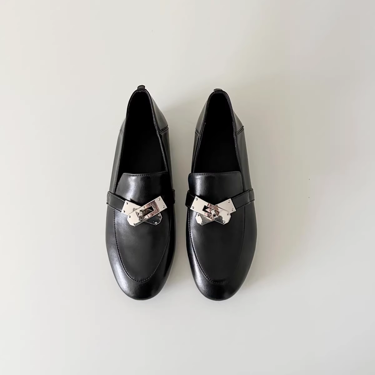 Phiên bản da cừu ~ Giày da có khóa kim loại kiểu Anh dành cho nữ, giày đi làm đa năng, giày lười cổ điển thanh lịch