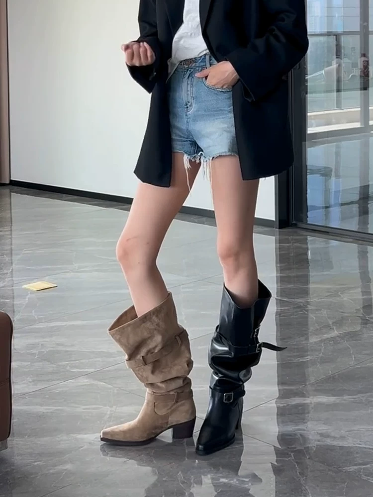 Phiên bản da bò ~ Giày bốt cưỡi ngựa ống rộng phong cách hot girl cổ điển dành cho nữ với mũi nhọn, khóa thắt lưng thời trang, gót dày và kiểu xếp ly.