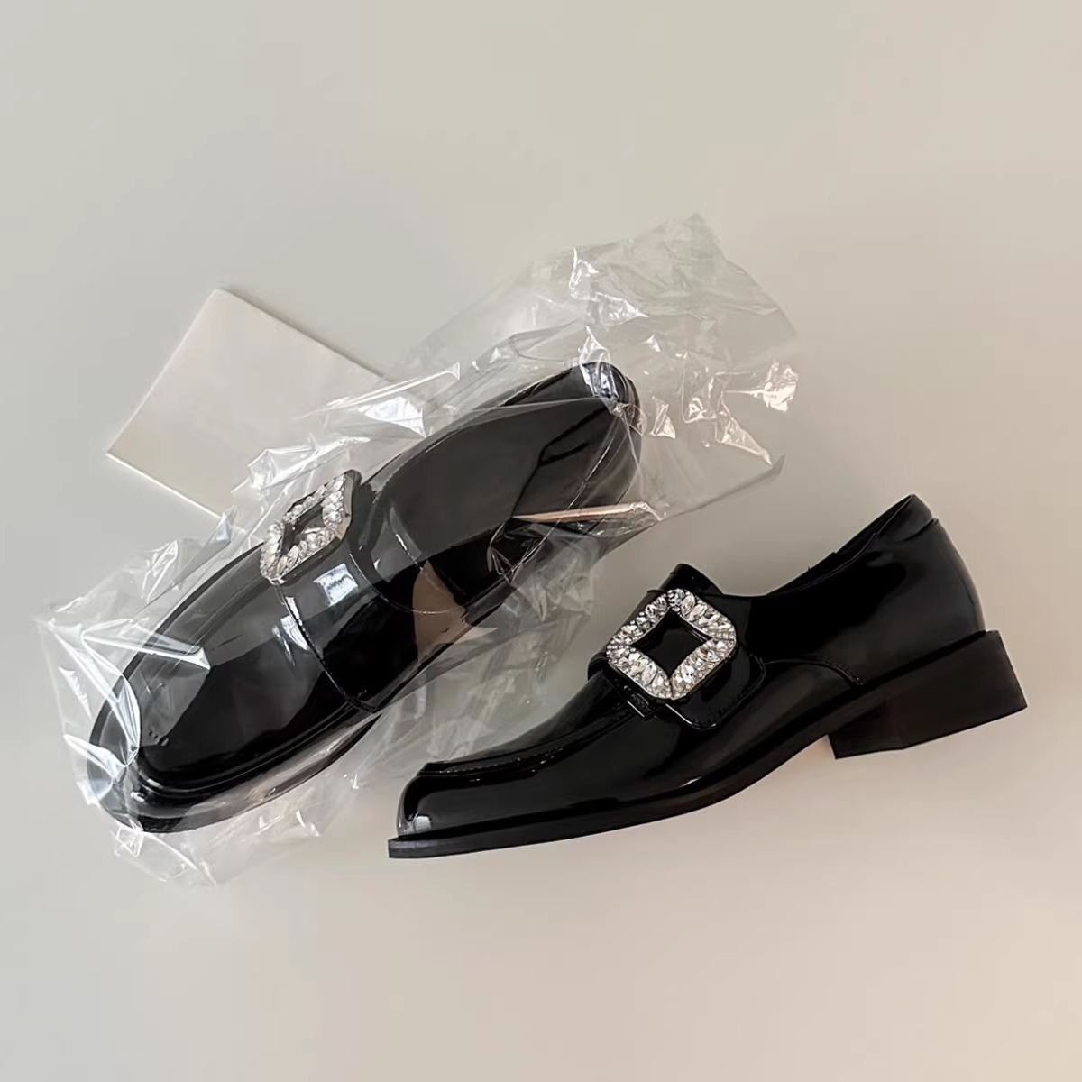 Phiên bản da cừu ~ Giày lười đế thấp màu đen có khóa vuông đính đá cho nữ, giày đơn da sáng chế của Pháp, giày da nhỏ mũi tròn kiểu slip-on