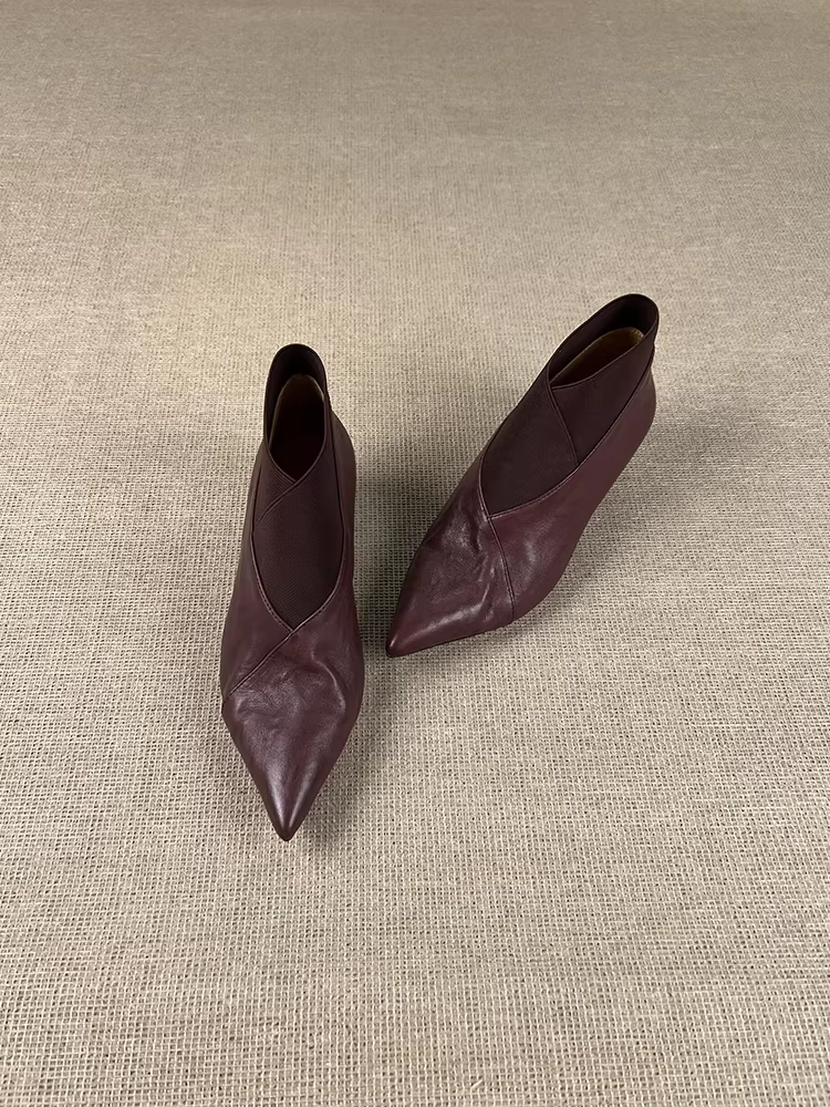 Phiên bản da bò ~ Giày bốt cổ ngắn kiểu dáng mới dành cho nữ, mũi nhọn, da đã qua xử lý, phong cách retro, đơn giản, giày bốt gót thấp đi làm