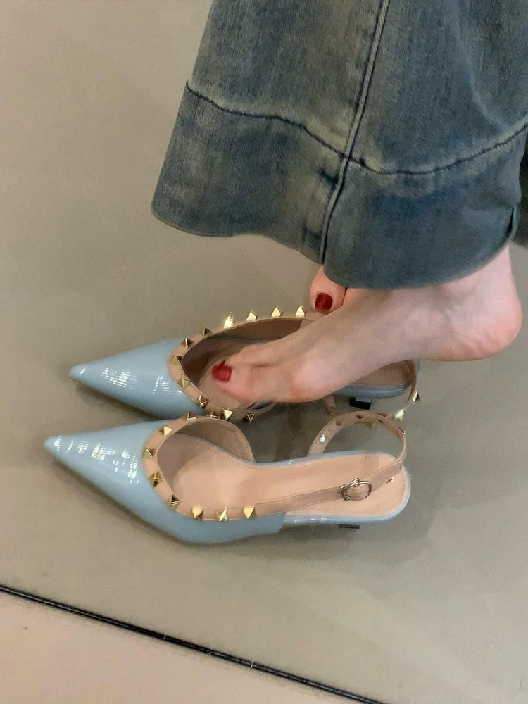 Phiên bản da cừu ~ Giày sandal nữ kiểu tiên nữ dịu dàng kiểu Pháp thanh lịch, giày cao gót mũi nhọn bằng da sáng bóng có đinh tán, mũi kín
