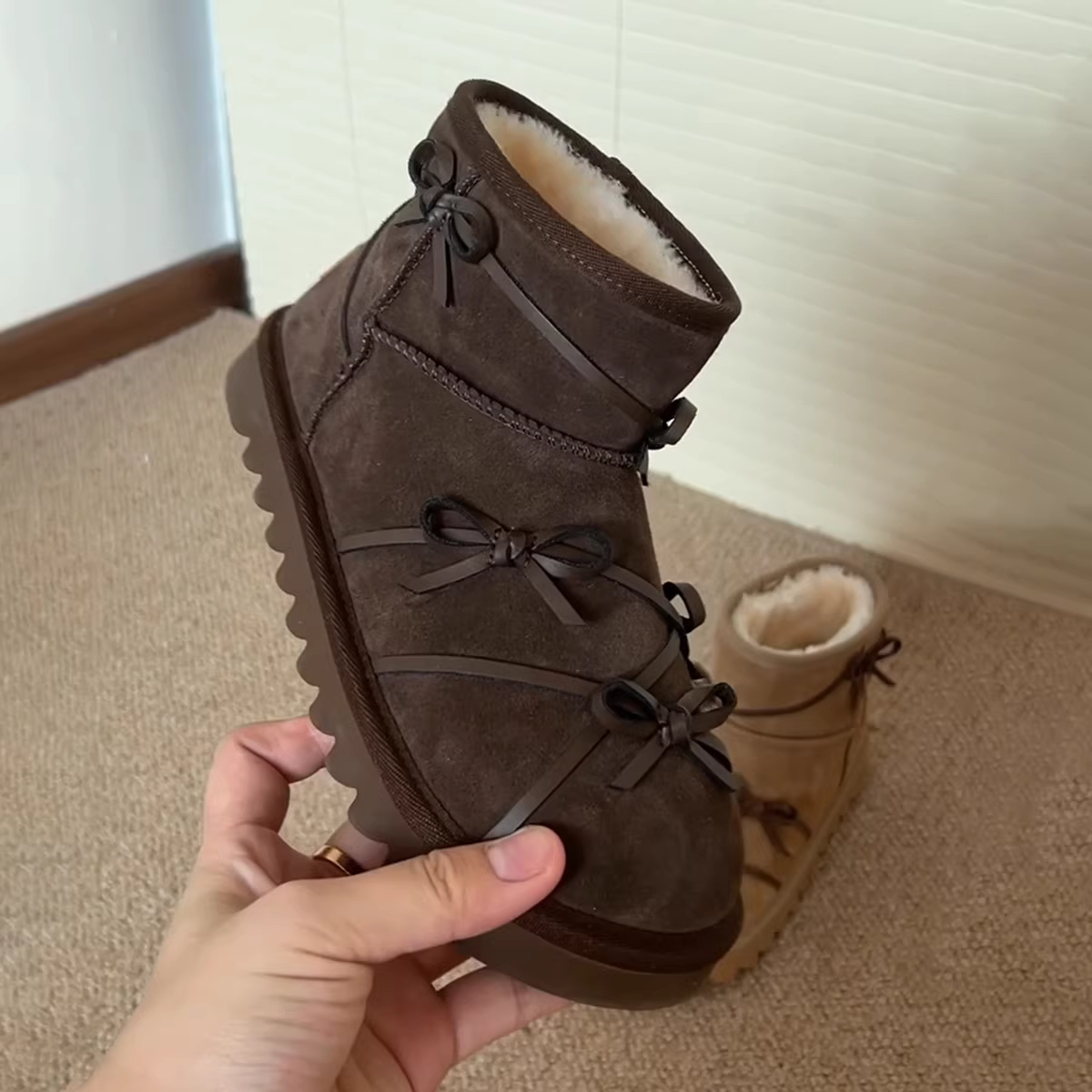 Phiên bản da bò ~ Giày bốt cổ ngắn đế dày thắt nơ dành cho nữ, giày bốt mùa đông kiểu cổ điển bằng da lộn có lót lông cừu