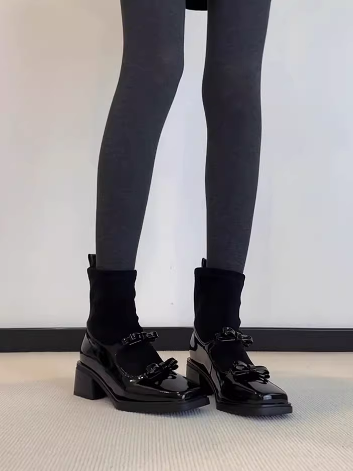 Phiên bản da bò~ Giày bốt da bóng kiểu múa ba lê Pháp, kiểu dáng ôm sát, có gót dày và mũi vuông, phối cùng váy và tất.