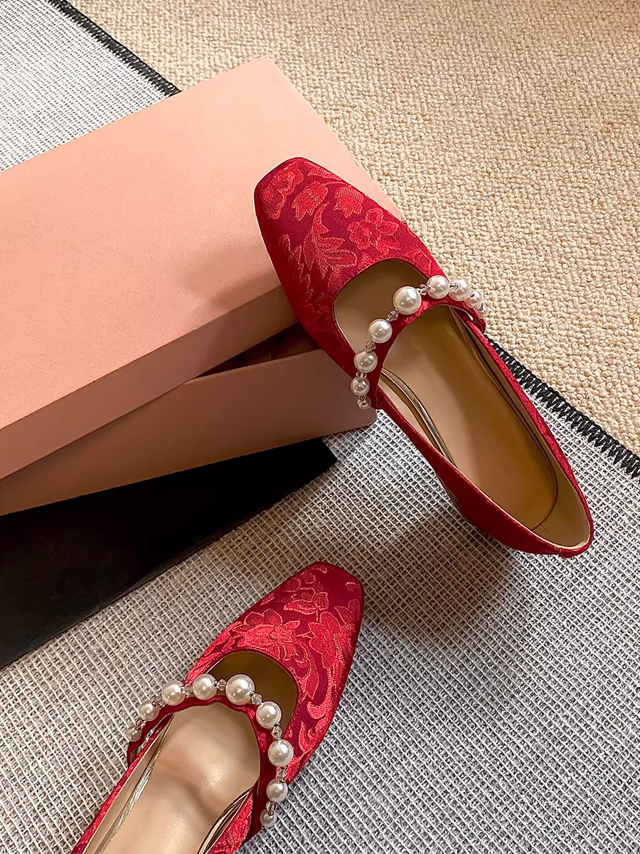 Giày cưới kiểu Trung Quốc mới bằng da cừu, chất liệu satin đỏ, dành cho nữ, có quai ngọc trai, kiểu Mary Jane, gót dày và mũi giày nông.