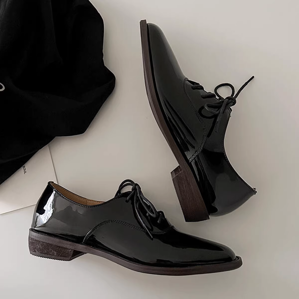 Phiên bản da cừu~ Giày da đen gót dày bóng kiểu Anh dành cho nữ, giày derby mũi tròn bằng da thật buộc dây, kiểu dáng khoét sâu.