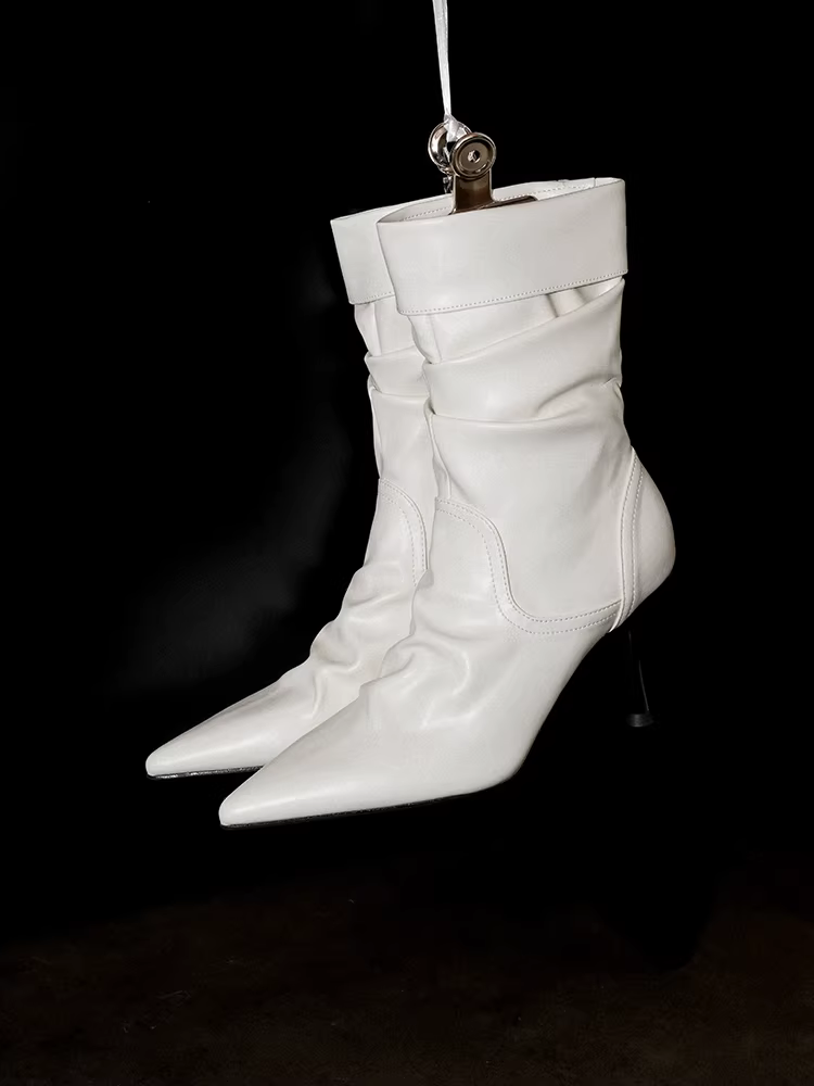 Pear Xiaoqi~Giày bốt cao gót xếp ly phong cách hot girl dành cho nữ, mũi nhọn kiểu Pháp, tôn dáng, đa năng, bốt ngắn thời trang đơn giản