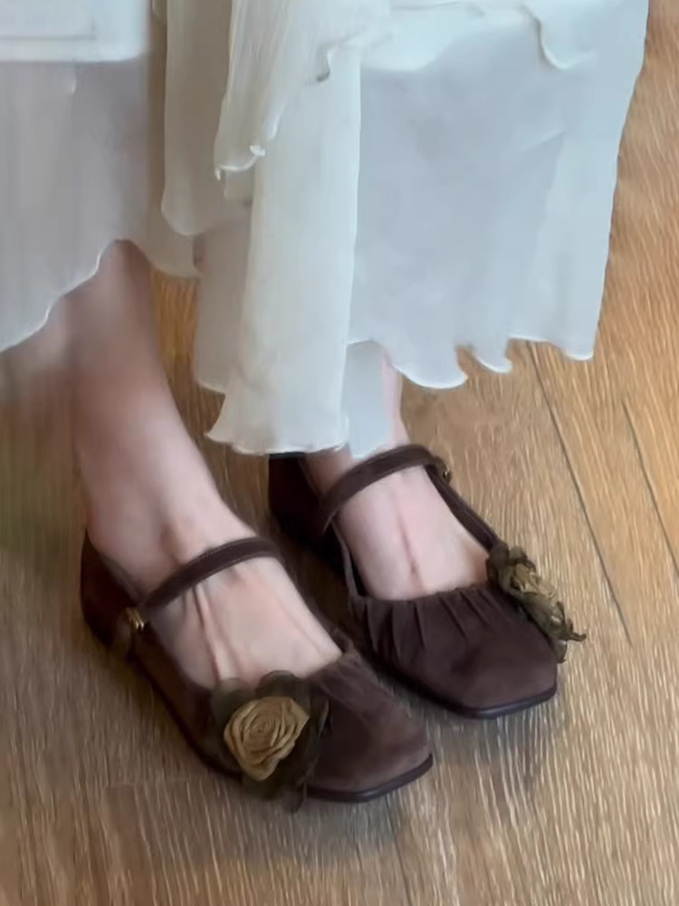 Phiên bản da cừu ~ Giày Mary Jane phong cách nghệ thuật Mori với chân váy, giày đơn nữ bằng da lộn mũi vuông xếp ly họa tiết hoa