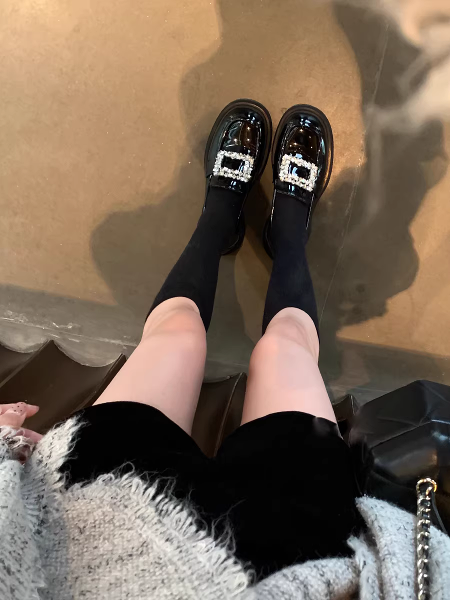 Giày lười đế dày bằng da bò dành cho nữ, giày da nhỏ kiểu Anh, giày da thật kiểu đại học kiểu JK, giày đơn mũi tròn đính đá.