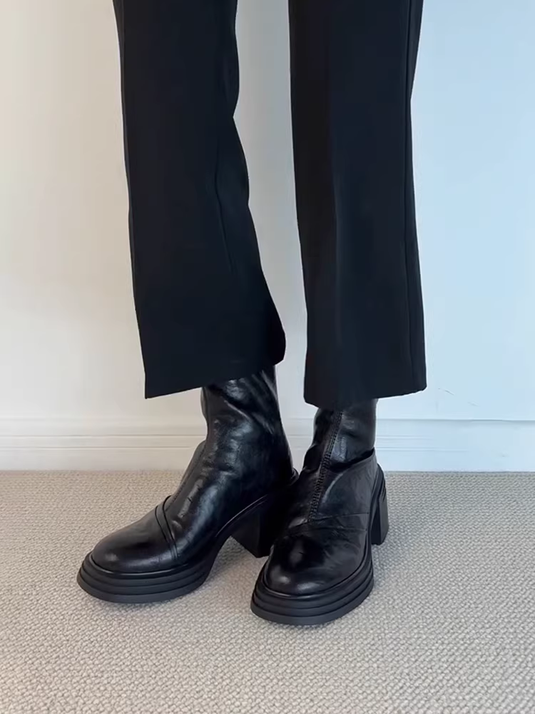 Phiên bản da bò ~ Giày bốt đế dày mũi tròn co giãn kiểu Anh dành cho phụ nữ nhỏ nhắn, tăng chiều cao, gót dày đơn giản, bốt ngắn có khóa kéo phía sau