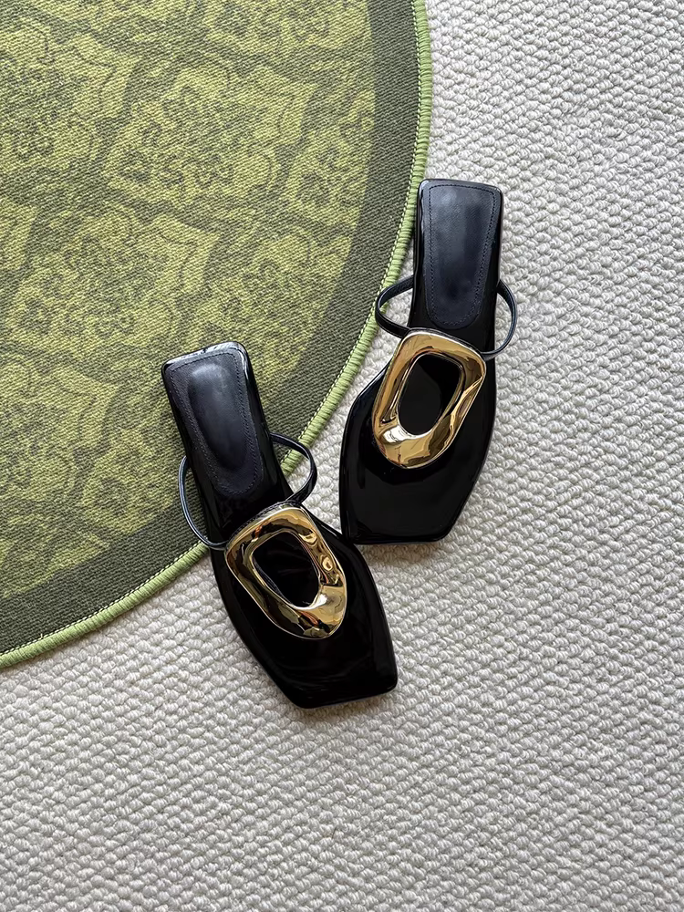 Phiên bản da cừu ~ Dép sandal hở mũi bằng da sáng chế của Pháp dành cho nữ có khóa kim loại, đa năng khi mang đi ngoài trời, dép xỏ ngón mũi vuông.