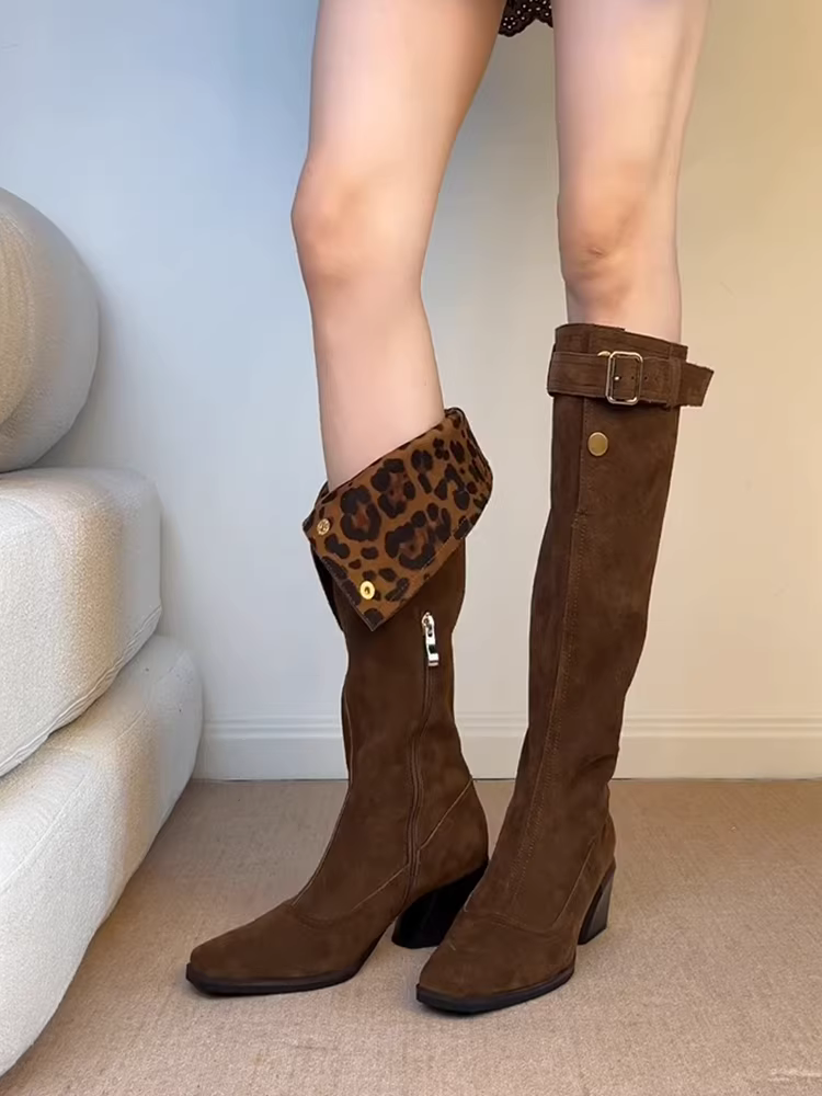 Phiên bản da bò ~ Giày bốt hiệp sĩ độc đáo và thời thượng dành cho nữ, có thể mang hai kiểu với khóa thắt lưng, chất liệu da lộn họa tiết da báo, mũi vuông, gót dày, bốt cao.