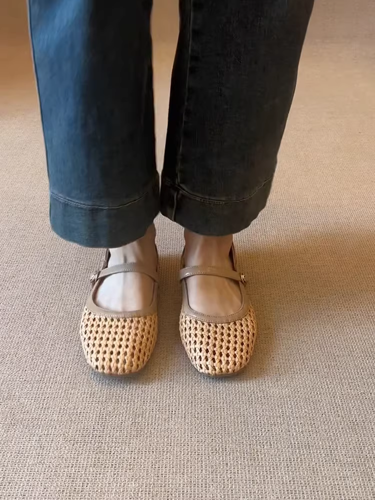 Phiên bản da cừu ~ Dép Mary Jane kiểu Pháp dệt nghệ thuật, thoáng khí, có lỗ rỗng dành cho nữ với quai đơn và đế bằng.