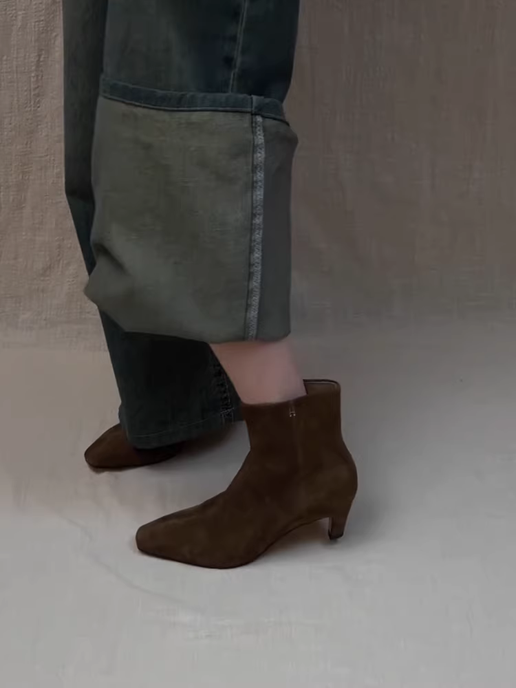 Giày bốt nữ da bò kiểu retro tối giản, gót kitten vuông, mũi nhọn, kiểu dáng ôm sát, chất liệu da lộn, khóa kéo bên, gót nhọn, cao gót, thích hợp đi làm.