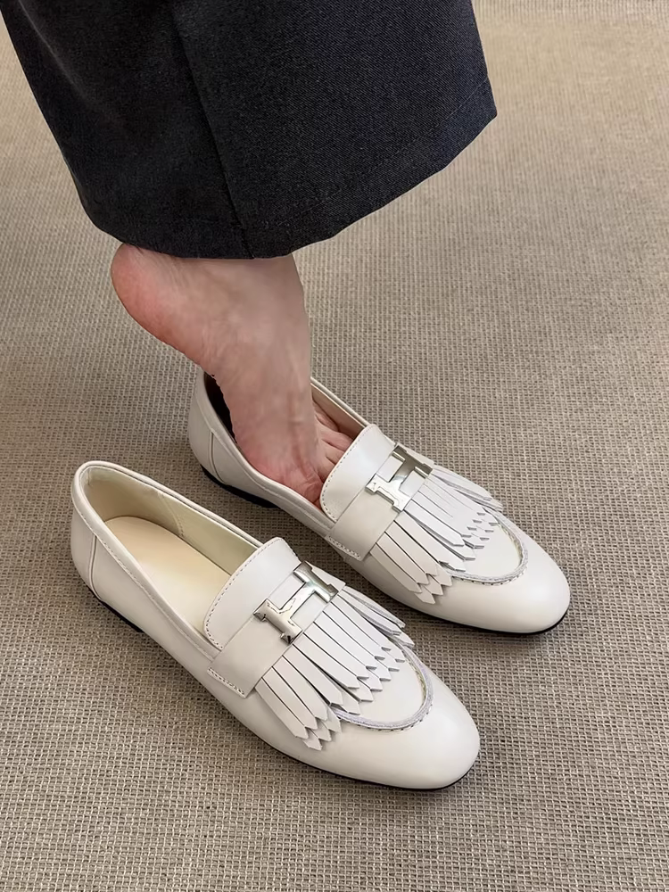 Phiên bản da cừu~ Giày lười màu trắng có khóa kim loại kiểu Pháp dành cho nữ, giày đế bằng để đi làm, giày da thật có tua rua.