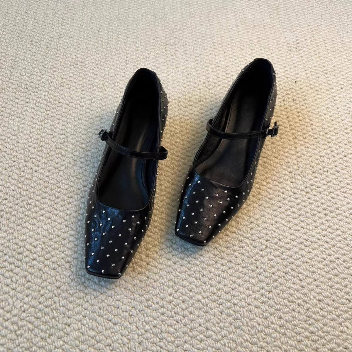 Phiên bản da cừu ~ Giày da độc đáo mũi vuông đính đinh tán kiểu mới dành cho nữ, giày Mary Jane đế thấp quai đơn bằng da thật