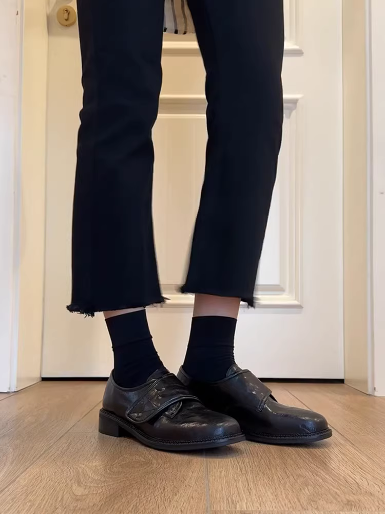 Phiên bản da cừu ~ Giày đế thấp có khóa dán dành cho nữ, giày đi làm có gót dày kiểu slip-on, giày da nhỏ đa năng phong cách Anh quốc