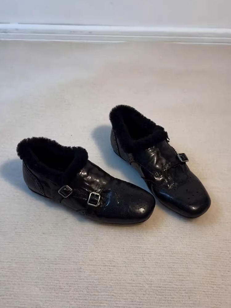 Phiên bản da cừu ~ Giày lười nhung giảm béo dành cho nữ, khóa thắt lưng cổ điển, giày da nhỏ thời trang mũi vuông mới