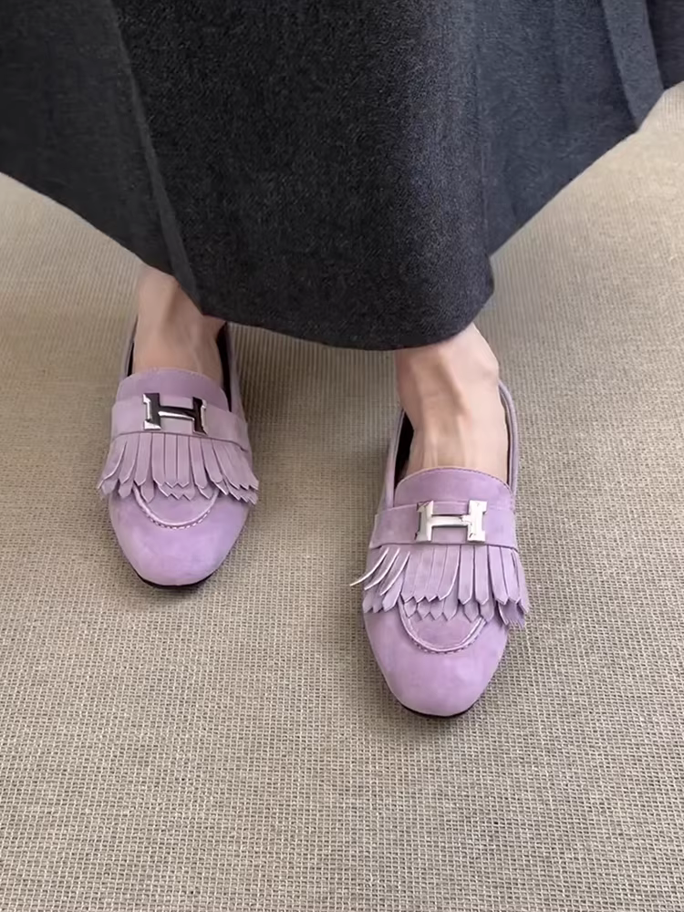 Phiên bản da cừu ~ Giày lười da lộn dành cho nữ có khóa kim loại và tua rua, mũi tròn, đế phẳng, giày lười cổ điển