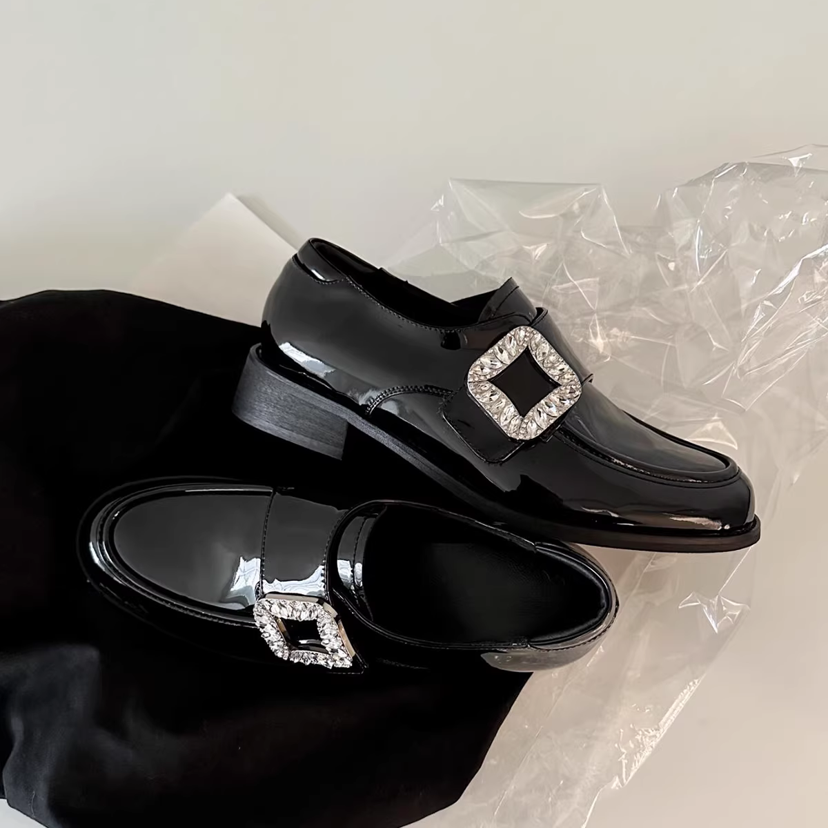 Phiên bản da cừu ~ Giày lười đế thấp màu đen có khóa vuông đính đá cho nữ, giày đơn da sáng chế của Pháp, giày da nhỏ mũi tròn kiểu slip-on