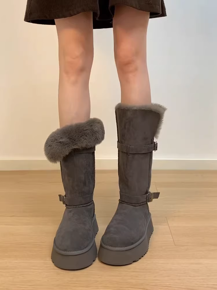 Phiên bản da bò ~ Giày bốt đi tuyết đa năng bằng da lộn mùa đông cao cấp dành cho nữ với đế dày, có khóa thắt lưng, lót lông cừu, dày dặn, giày bốt cotton chống trượt.