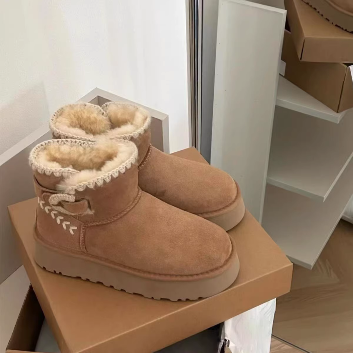 Phiên bản da bò ~ Giày bốt đi tuyết đế dày chống trượt mùa đông có lót lông ấm áp dành cho nữ, da lộn có thêm lông cừu để giữ ấm, bốt cotton cỡ lớn.