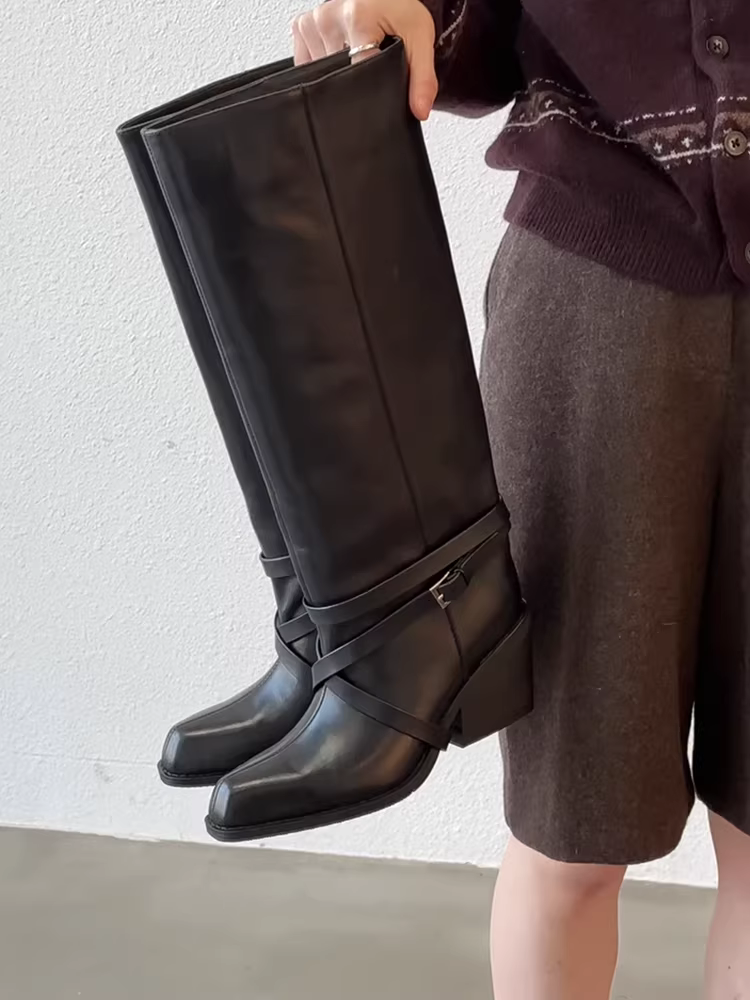 Phiên bản da bò~ Giày bốt hiệp sĩ thời trang phong cách Punk, thiết kế độc đáo dành cho nữ với thân giày rộng, chân dày, khóa thắt lưng và kiểu dáng độc đáo.