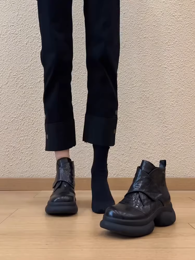 Phiên bản da bò ~ Giày bốt Martin đế dày mới tăng chiều cao dành cho phụ nữ nhỏ nhắn, giày bốt ngắn thời trang đa năng bằng da thật có khóa dán đơn giản